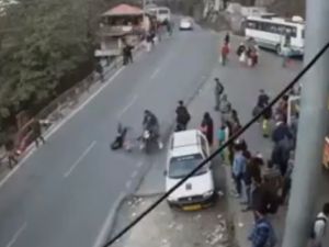 Motosikletli Kadına Böyle Çarptı