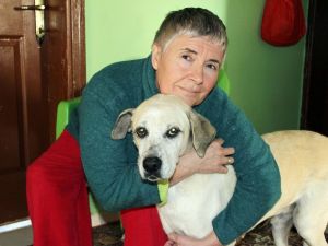 Kredi Çekti, Arabasını Satıp Hayatını Köpeklere Adadı