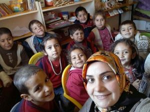Hem Öğretmen Hem Hademe Hem De Anne