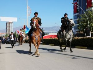 Atlarla Karşılandı, ’Teber’ Hediye Edildi