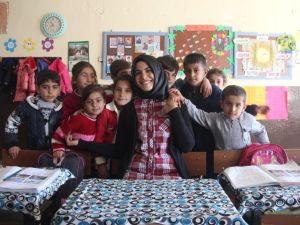 Okulun Hem Müdürü, Hem Öğretmeni Hem De Hizmetlisi