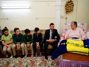 Yatağa Mahkum Emekli Öğretmeni Yalnız Bırakmadılar