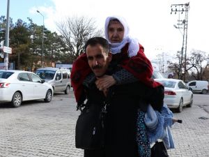 Annesini 17 Yıldır Sırtında Taşıyor