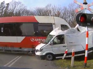 Tren Minibüse Böyle Çarptı