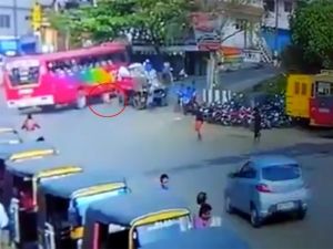 Motosiklet Sürücüsü Otobüsün Altında Kaldı