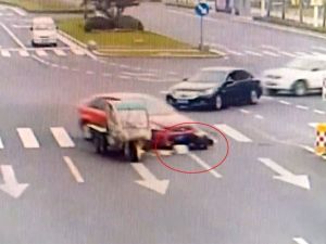 Sürücü Otomobilin Altında Kaldı