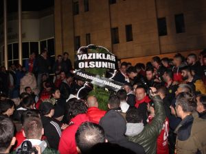Belediye Önüne Siyah Çelenk Bıraktılar