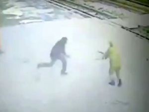 Polise Bıçaklı Saldırı: Saldırgan Vuruldu !