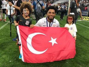 Colin Kazım’dan Türk Bayraklı Şampiyonluk Kutlaması