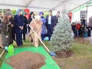 Emine Erdoğan Öğrencilerle Fidan Dikti
