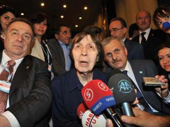 Ecevit istifa etti DSP karıştı