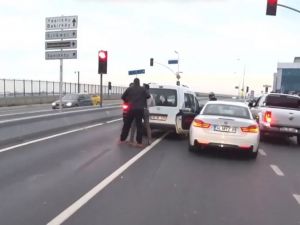 Makas Atan Sürücünün Önün Kesti Ve...