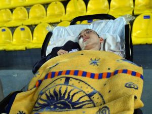 Sedyeyle Tribündeki Yerini Aldı