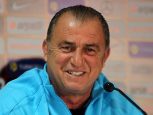 Galatasaray Taraftarı Terim’in Kapısına Dayandı