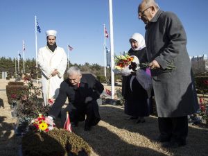 Başbakan Türk Şehitliği’ni Ziyaret Etti