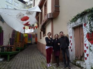 Kafesinin Bulunduğu Sokağı Baştan Başa Renkli Kapılar İle Süsledi
