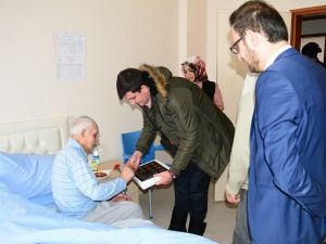 Giresun’un Şebinkarahisar İlçesinde Üniversiteli Öğrenciler, Bakım Merkezindeki Yaşlıları Ziyaret Etti