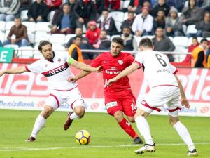 İlk Yarı Sessiz Bitti