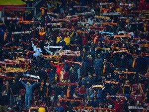 Tribünlerden "İstifa" Sesleri Yükseldi