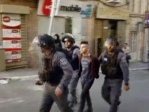İsrail Güçleri 12 Filistinliyi Gözaltına Aldı