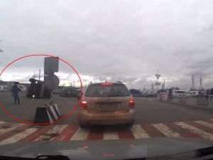Virajı Alamayan Kamyon Böyle Devrildi