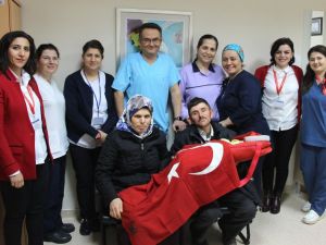 15 Yıl Sonra Gelen Mutluluğu Bayrağa Sardılar