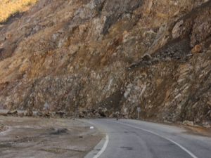 Artvin-Ardahan Karayolunda Heyelan