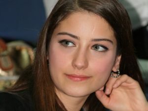 Hazal Kaya Acı Haberle Yıkıldı