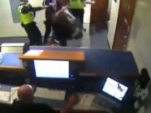 Karakolda Polise Bayıltan Yumruk