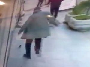Fareyi Tekmeyle Kovalayan Adam Güvenlik Kamerasında