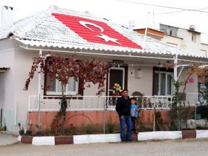 Bayrak Sevgisini Evinin Çatısına İşledi