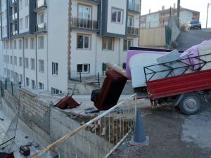 Kamyonet Duvara Çarptı, Öğrenci Çatıya Uçtu