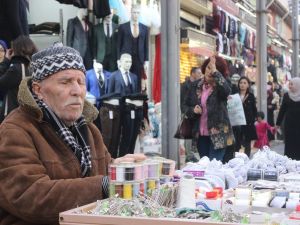Gözleri Görmeden Tek Başına 60 Yıldır Esnaflık Yapıyor