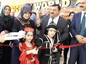 Protokolü Beklemeden Kurdeleyi Kesen Minik Öğrenci Herkesi Güldürdü