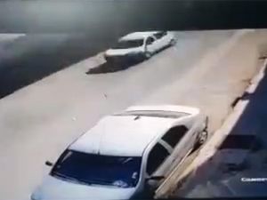 Duvar Aracın Üstüne Böyle Devrildi