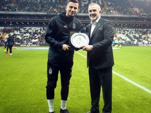 Oğuzhan Özyakup’a Plaket Verildi
