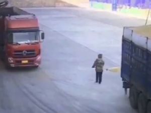 Dikkatsiz İşçi Kamyonun Altında Kaldı
