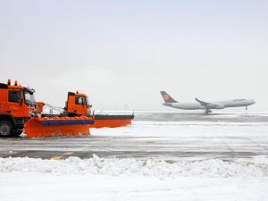 Almanya’da Hava Ulaşımına Kar Engeli