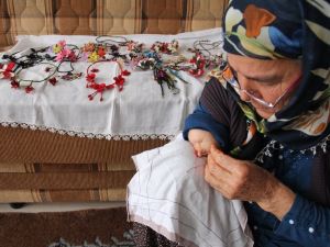 Tek Eliyle ‘İğneyle Kuyu Kazıyor’