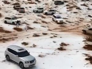 Birleşik Arap Emirlikleri’nde Çöle Kar Yağdı