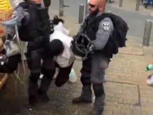 İsrail Zulmü: Bacağı Kırık Genci Böyle Götürdüler!