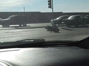 Otomobilin Çekitiği Motosiklet Böyle Devrildi