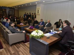 Başkan Çimen, Burs Alan 20 Öğrenciyi Kabul Etti