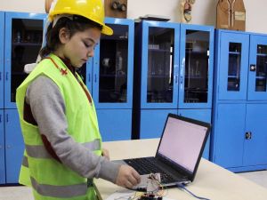 İşçiler Ölmesin Diye 10 Yaşında Akıllı Baret Tasarladı