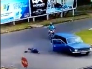 Adam Otomobilden Böyle Düştü