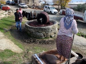 Ayak Yağı Geleneğini Sürdürüyorlar