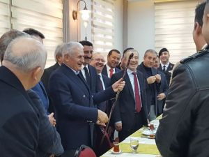 Başbakan Yıldırım’a Devrek Bastonu Hediye Edildi