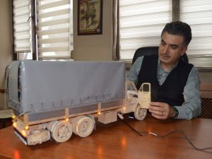 Babasının Hatırasını Atık Çöplerle Yaptığı Maket Kamyonda Yaşatıyor