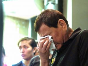 Duterte Gözyaşlarını Tutamadı