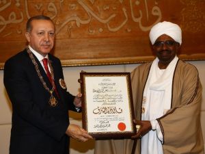 Erdoğan’a Yüksek Devlet Nişanı Takdim Edildi